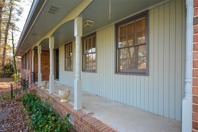 Building Photo - 1316 White Oak St SE