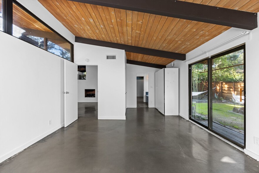 Building Photo - Updated Mid-Century Home in Picturesque Woodland Hills