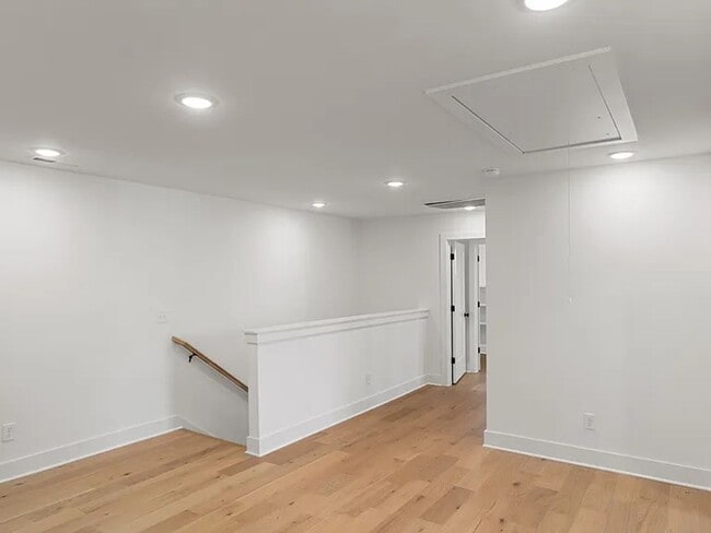 Building Photo - 913 Stockell St