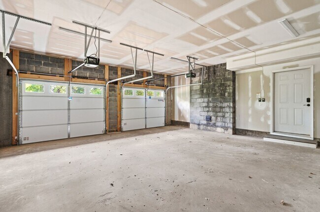 Building Photo - 5116 Shore Dr