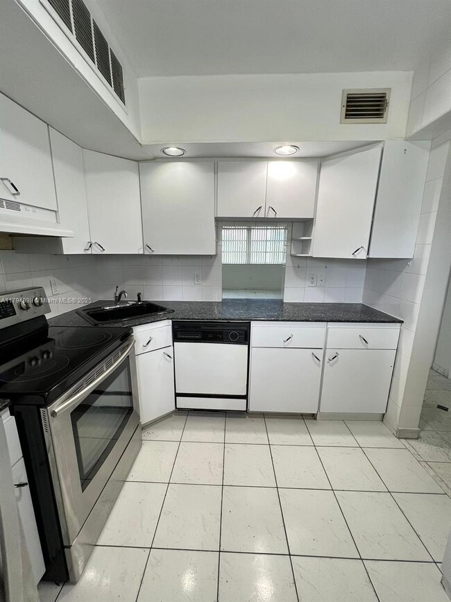 Primary Photo - 20200 NE 29th Ct