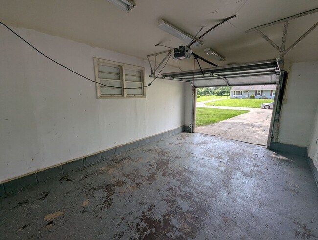 Building Photo - Farmview Vista - Section 8 Friendly!