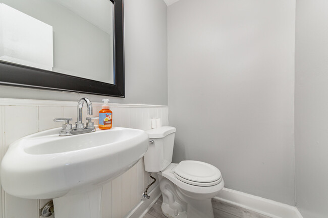 Half Bath (main floor) - 117 Stillmeadow Dr