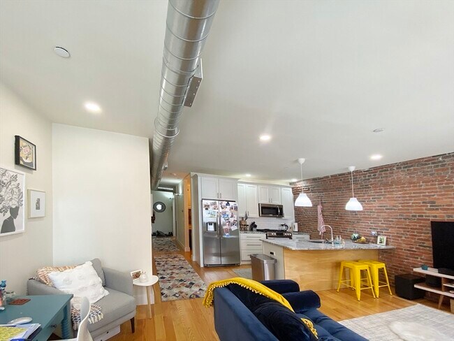 Building Photo - 139 Border St