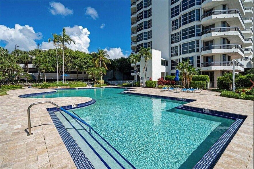 Building Photo - 3500 Mystic Pointe Dr