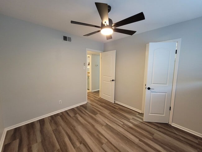 Building Photo - 219 W Silver Sands Dr