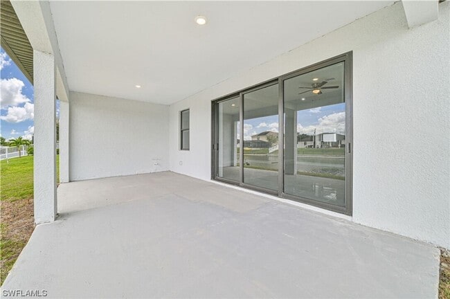 Building Photo - Gorgeous custom built 3/2/1 water front si...