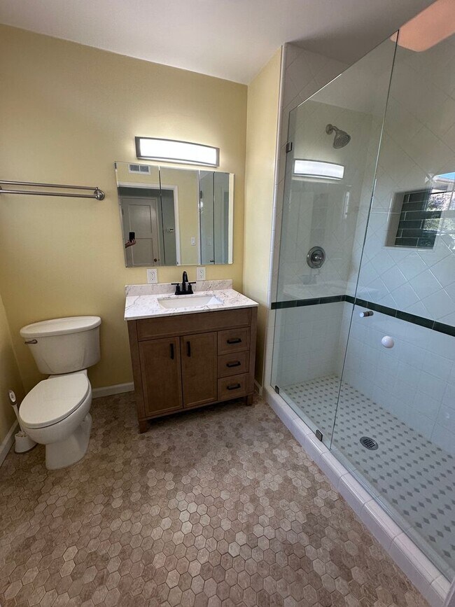 Building Photo - Cute NE 2 Bedroom, 1 Bath Home close to Hancock College