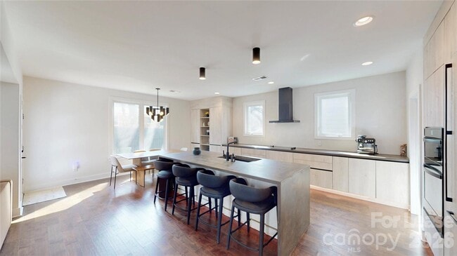 Building Photo - 1220 Lomax Ave