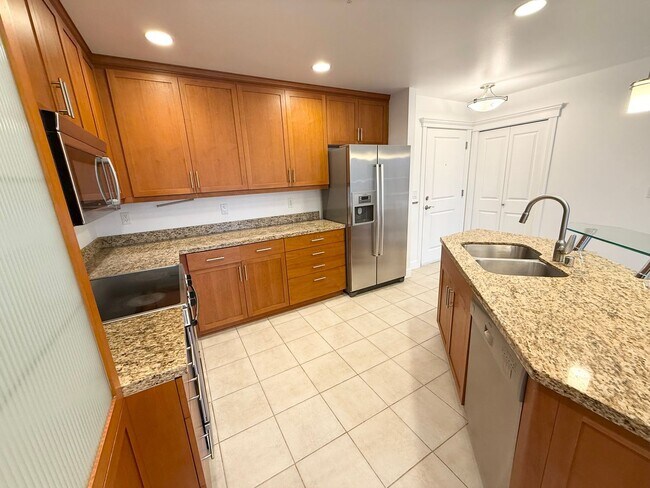 Building Photo - 2BR Condo with Private Patio Near Discovery Park – Blue Heron Community