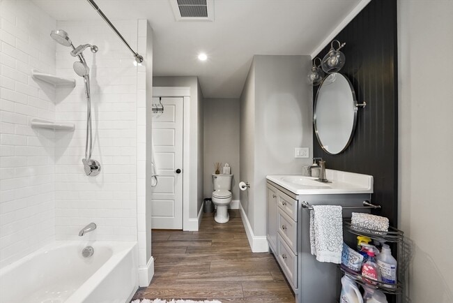 Building Photo - 814 Main St