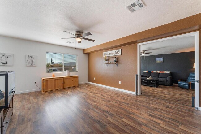 Building Photo - 2 Bedroom 1 bath Single Story Home on Large Lot with Solar and Water Purification