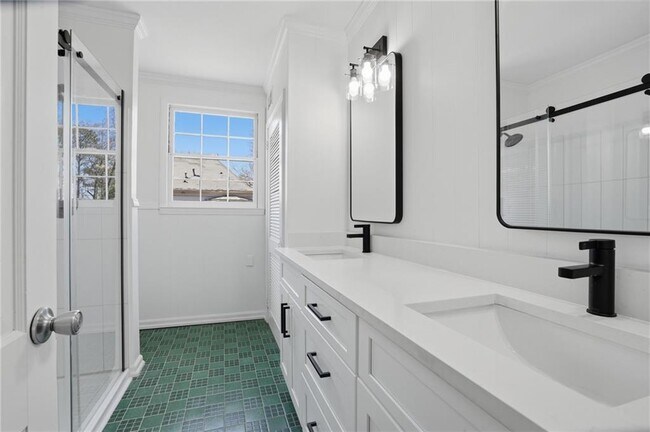 Building Photo - 1190 W Paces Ferry Rd NW