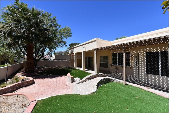 Building Photo - 1004 Los Jardines Cir