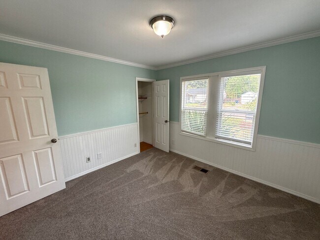 Building Photo - 4627 Thorman Ave NE