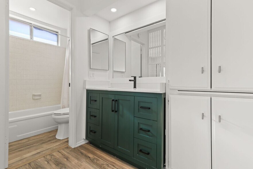 Building Photo - 5500 Lindley Ave