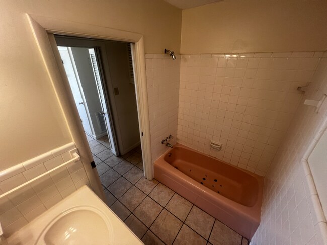 Building Photo - 147 Mountain View Dr SW