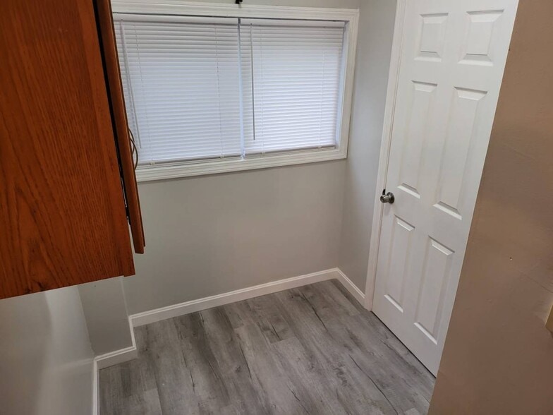 Building Photo - 517 Summer St