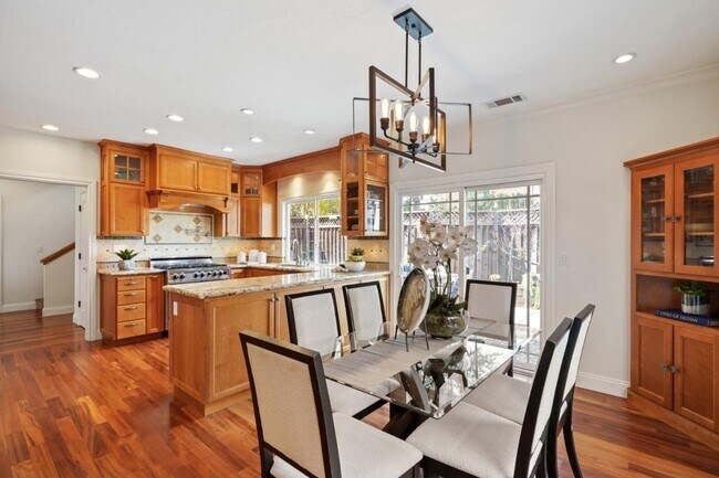Building Photo - Los Gatos Family Townhome Ready for Move i...