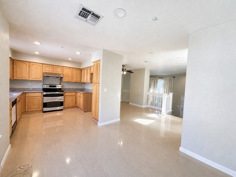Building Photo - 5000 Starling St