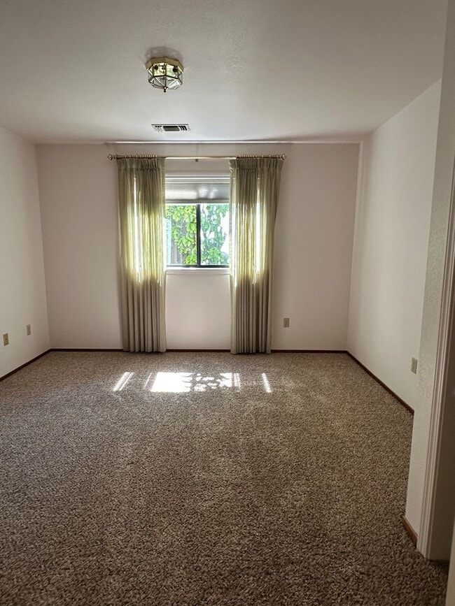 Building Photo - Beautiful 55+ home in Paris Park!