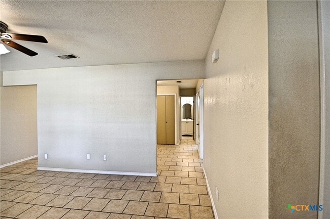 Building Photo - 527 Buttercup Ln