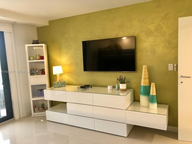 Building Photo - 8877 Collins Ave