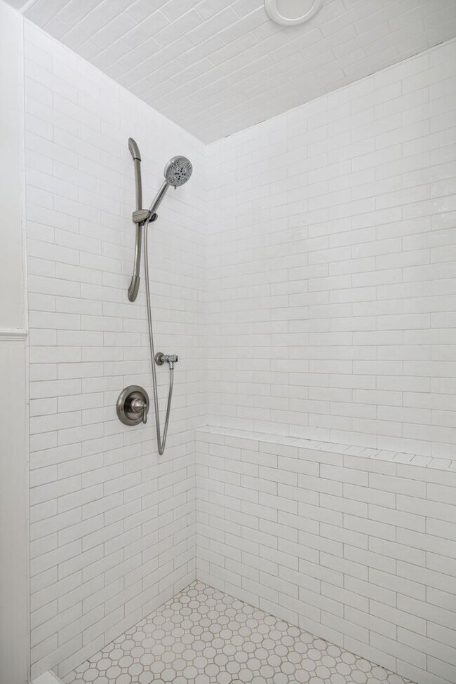 Building Photo - CHARMING 3-BEDROOM IN THE HEART OF ALAMO HEIGHTS