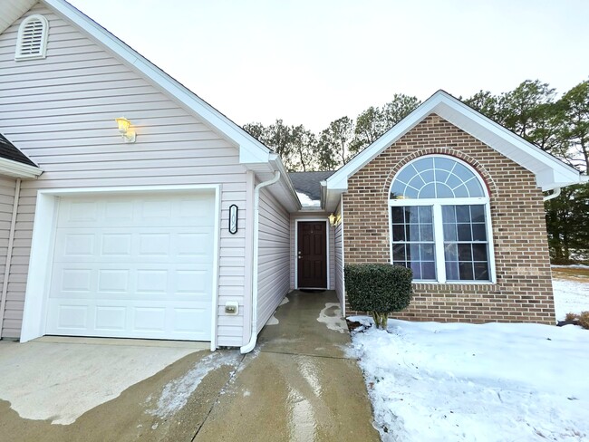 Building Photo - 102 Hunter's Way