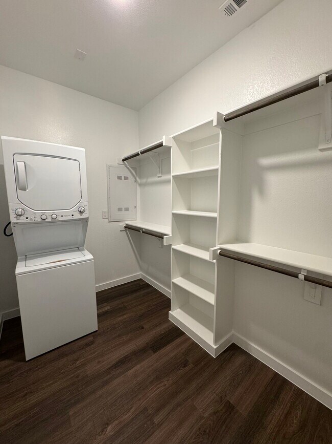 Building Photo - 1127 Eloise Dr