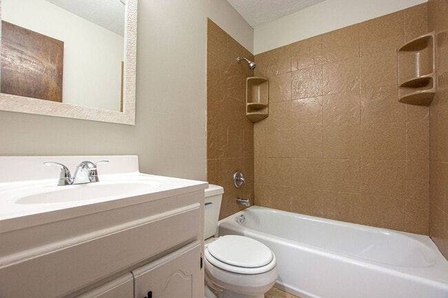 Building Photo - 3 Bedroom / 1.5 Bath with Fenced Backyard and Washer/Dryer in Walnut Grove in Millard!