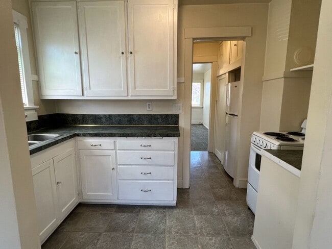 Building Photo - 901 Kittitas St