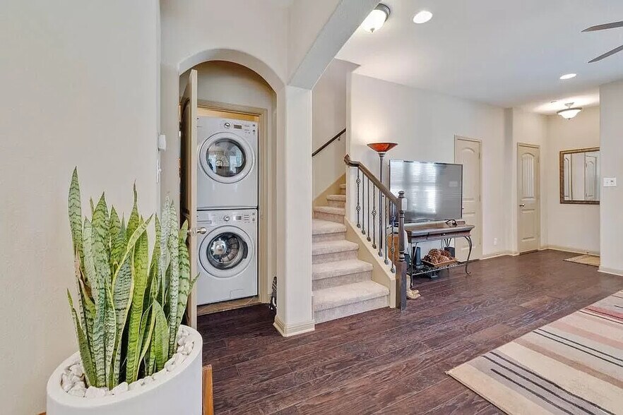 Building Photo - 1022 Lost Pines Ln