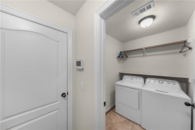 Building Photo - 402 SW Arch St