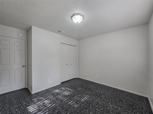 Building Photo - 626 Greenlawn Blvd