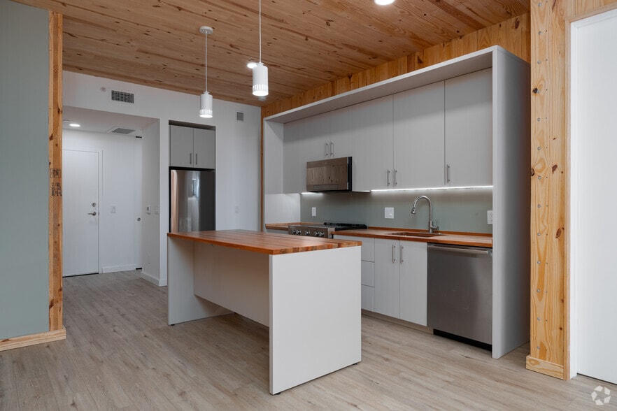2BR, 2BA - 828SF - Kitchen - Acme Timber Lofts