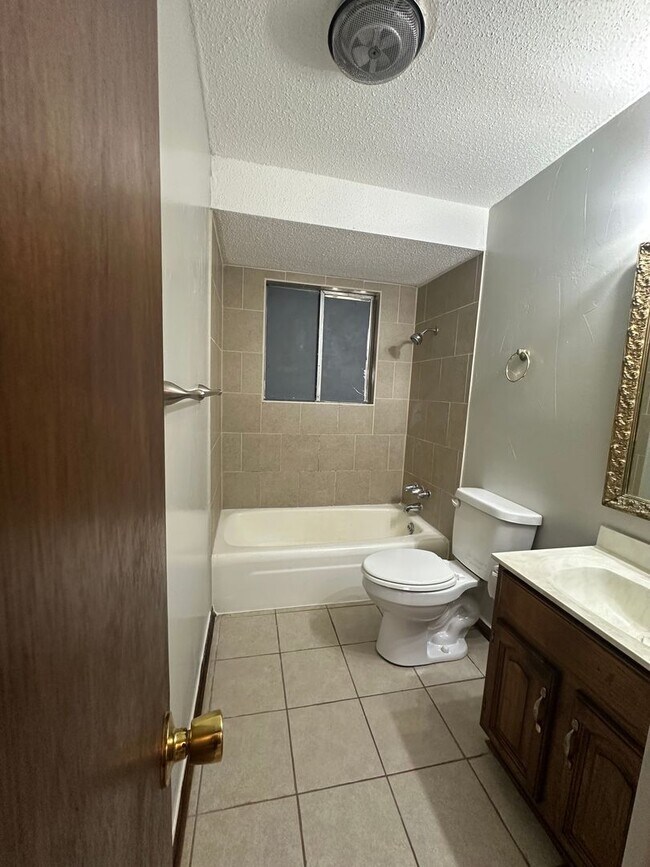 Building Photo - 3 Bed 1 Bath Brick Home with 1 Car Garage