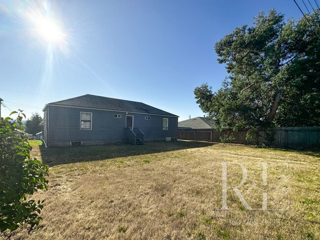 Building Photo - Fantastic Manette; Seattle Peek-a-boo