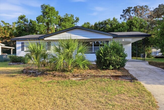 Building Photo - Charming  Florida 2 Bedroom Bungalow with an Additional Bonus/Sunroom, Covered Parking & Patio