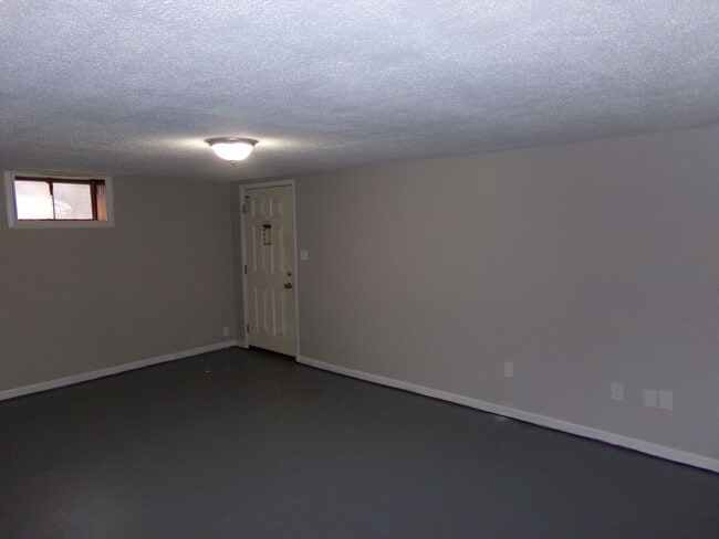 Building Photo - 3 bedroom, 1.5 bath Townhome