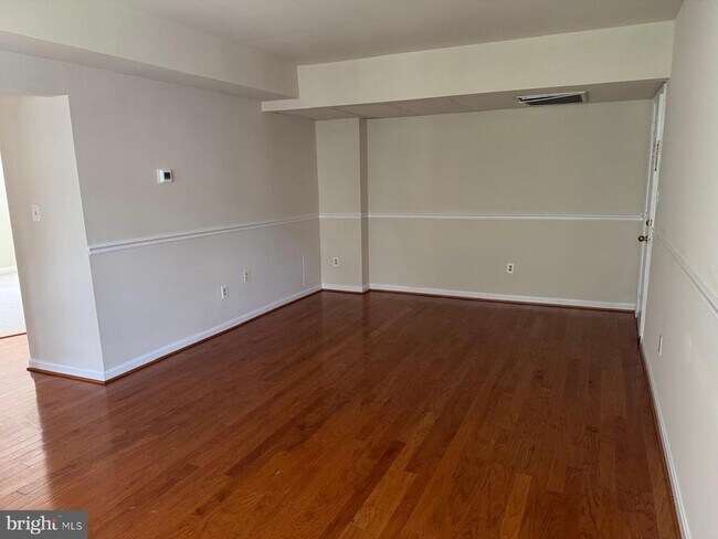 Building Photo - 1720 Queens Ln