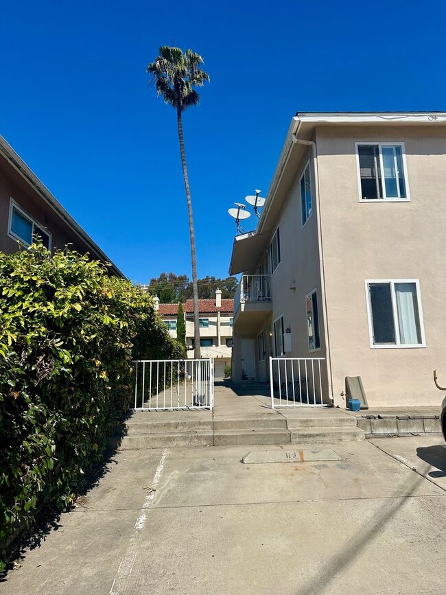 Building Photo - Available Now--3 bedroom 1 bath apartment walking distance to USD campus