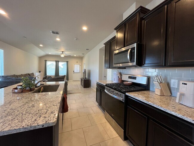 Building Photo - RANCHO VISTA CORNER LOT HOME! DOG FRIENDLY