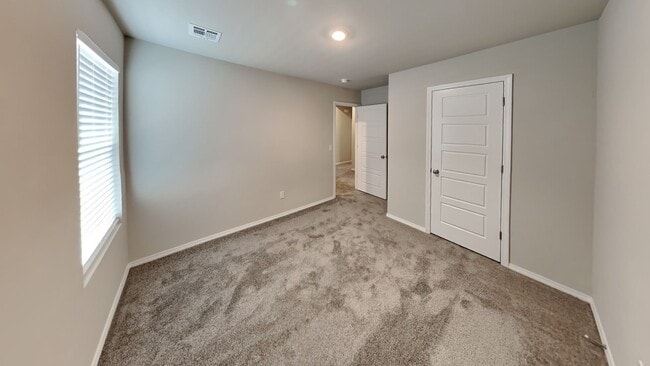 Building Photo - Very Nice 4 Bedroom 2 Bath Home in Yukon S...