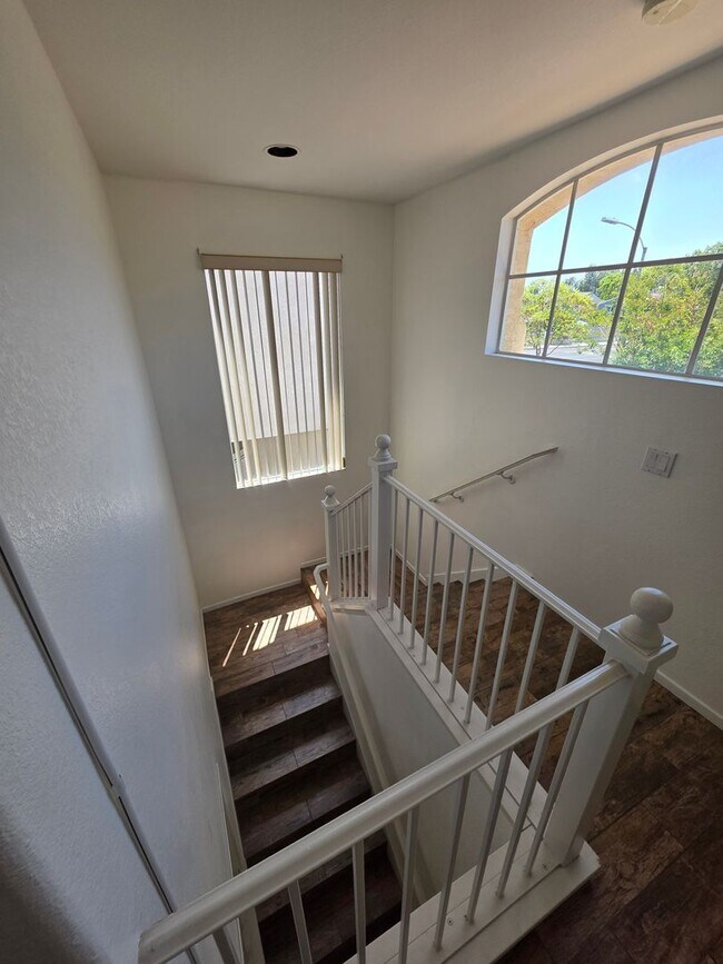 Building Photo - Bright & Spacious Family Home in a Private Gated Community