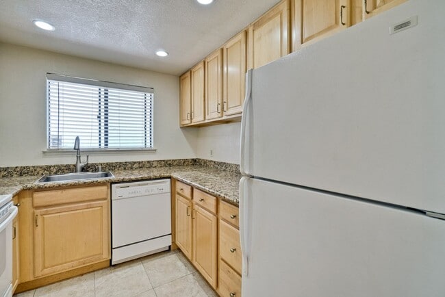 Building Photo - 2201 Monroe #505