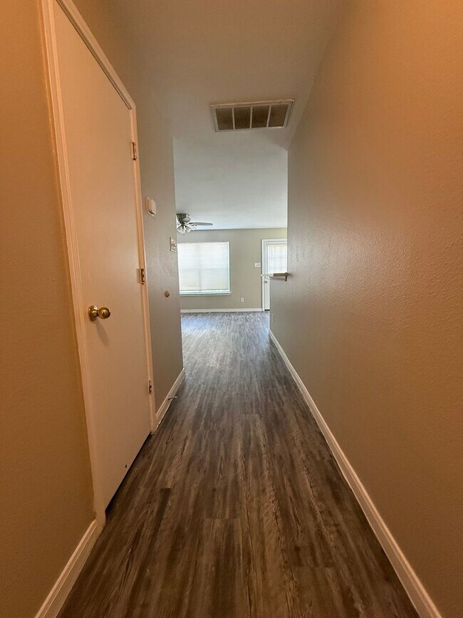Building Photo - 201.203 Marvin Cove