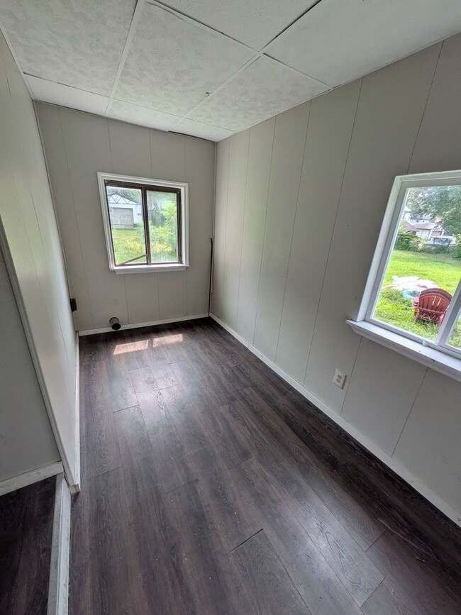 Building Photo - 2 bed 1 bath with 1st floor laundry and of...
