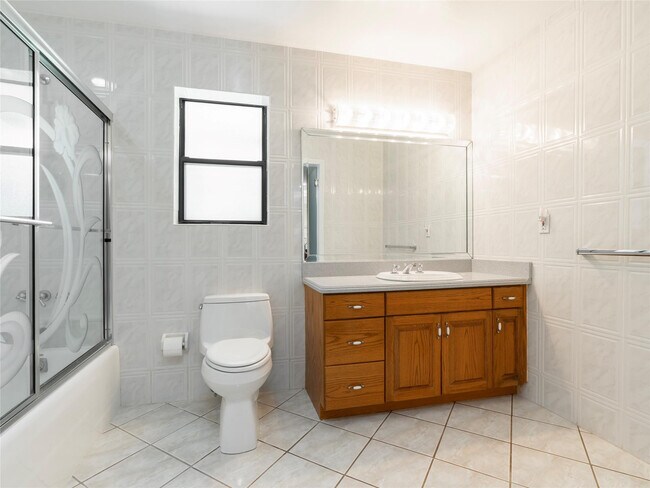 Building Photo - 6556 NW 87th Ave