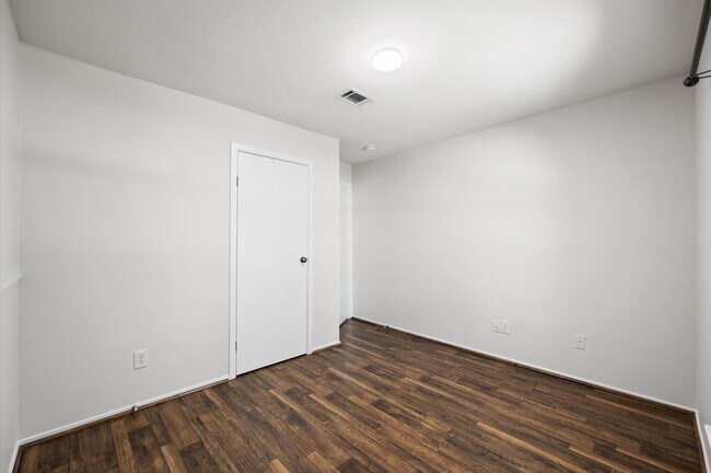 Building Photo - 3218 Sycamore Springs Dr